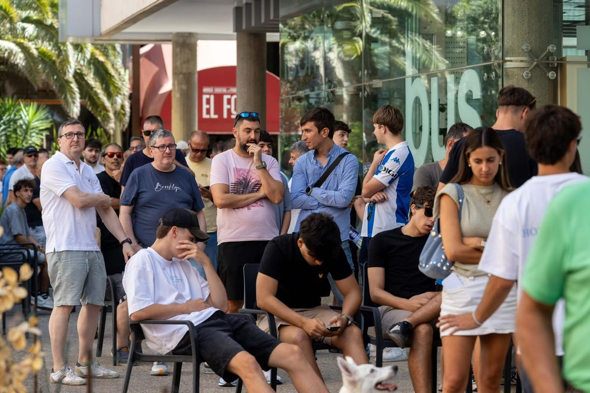 En imágenes | Largas filas en las oficinas del Real Zaragoza en el primer día de alta de nuevos abonados
