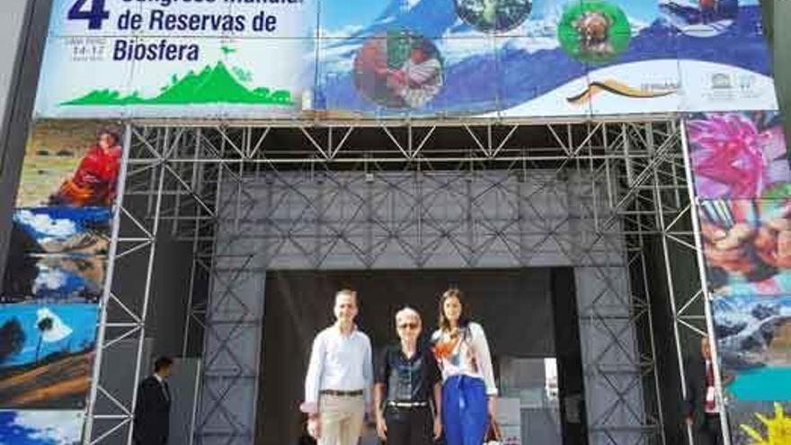 El diputado zamorano José Luis Prieto con la directora técnica de Zasnet, Elena Videira (derecha).