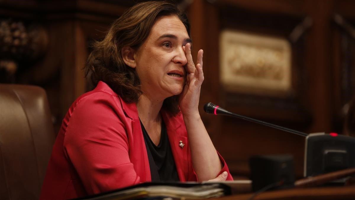 La alcaldesa Ada Colau, emocionada, durante el pleno municipal.