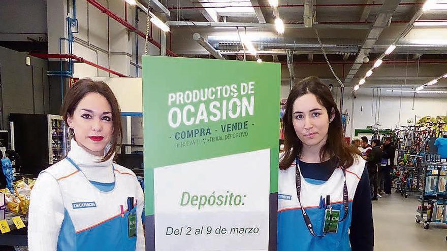 Alba Garrido y Alicia Pérez, junto a un cartel de Decathlon Ocasión.