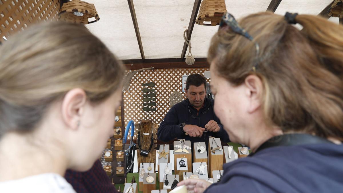 Dos mujeres compran en un puesto del mercado ecológico.