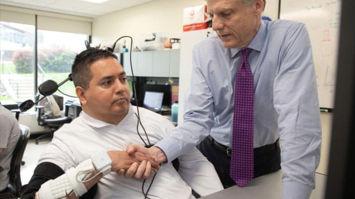 NEUROTECNOLOGÍA / Un implante cerebral ayuda a un hombre con parálisis severa a alimentarse en forma independiente