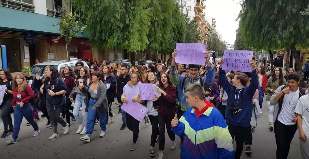 Alrededor de un centenar de alumnos de instituto se manifestaron ayer en las calles de Vila