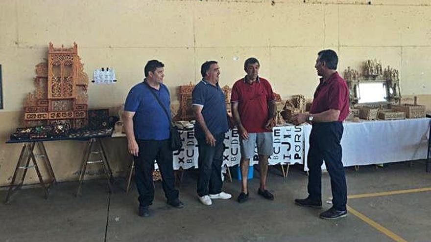 A la izquierda el alcalde conversa con participantes en el mercado de artesanos, y a la derecha actuación de La Rueca.