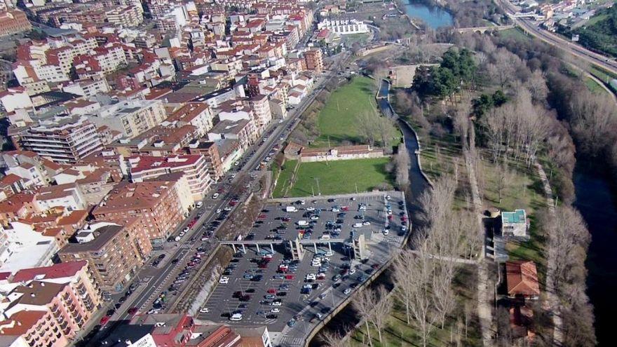 Vista aérea de las huertas de la Isla de Plasencia, junto al aparcamiento.