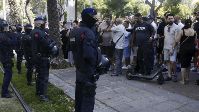 Un grup de veïns davant un cordó dels Mossos, ahir a la Mina durant el desnonament.  | JORDI PUJOLAR / AVN