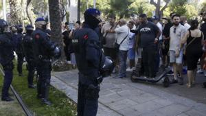 Els Mossos inicien el desnonament de 58 pisos al barri de la Mina