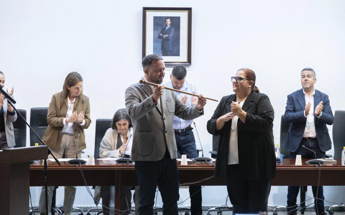 David Herrera recoge el bastón de mando de Candelaria Umpiérrez, su antecesora en la Alcaldía de Tuineje, en febrero