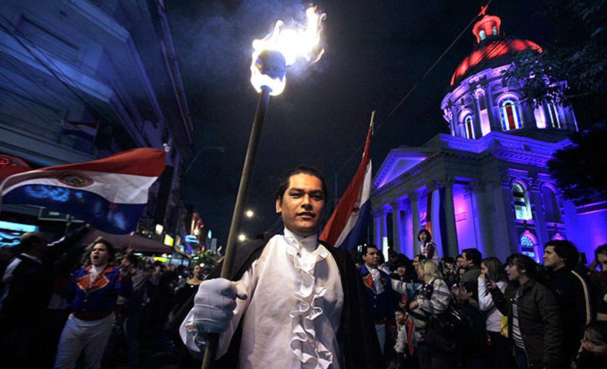 Dissabte, 14 de maig, el Paraguai ha celebrat el bicentenari de la independència d’Espanya el mateix dia de l’any 1811. A la imatge, un home vestit com el primer dictador, José Gaspar Rodríguez de Francia, en una desfilada pels carrers d’Asunción.