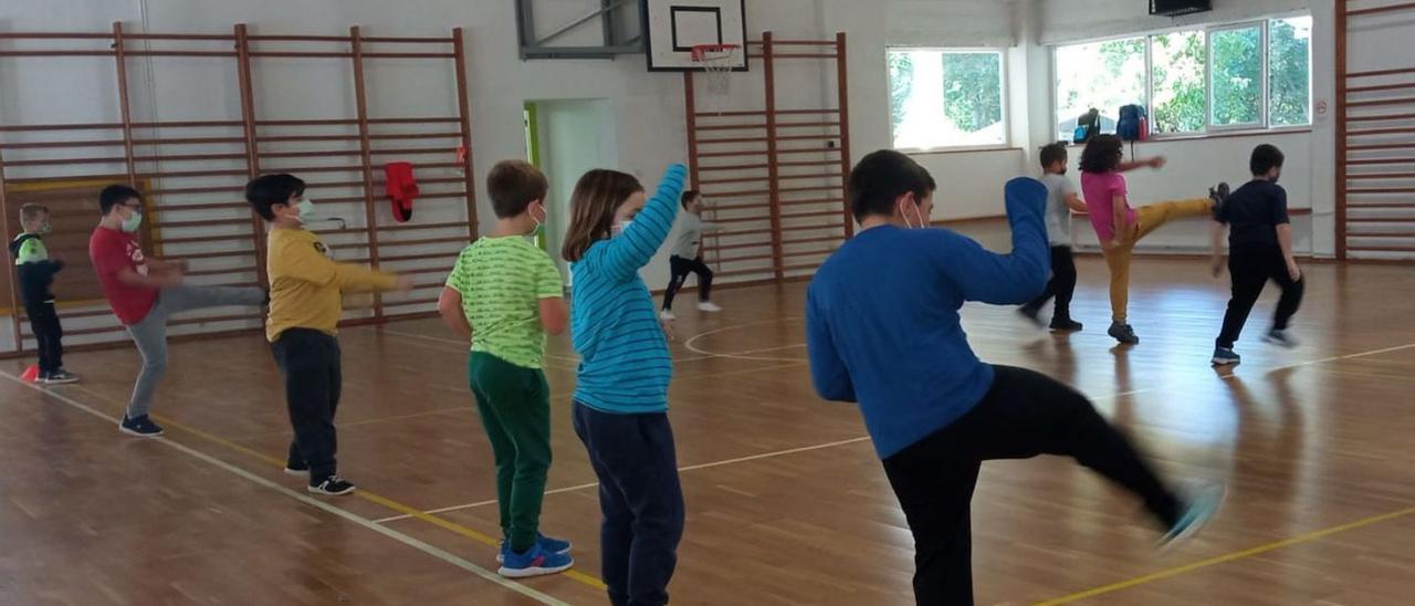 Nños y niñas de Tomiño participan en la actividad extraescolar de kung-fu.