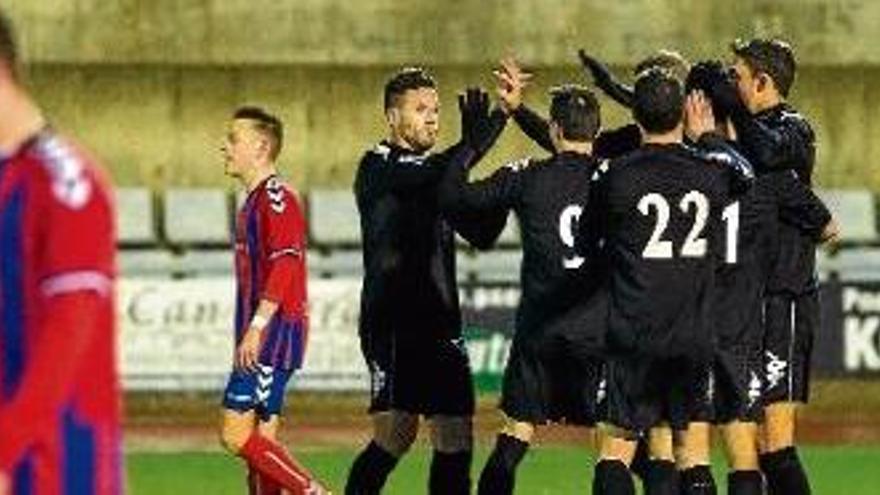 Els jugadors del Girona celebren el gol de Gerard Bordas, als primers minuts de partit.