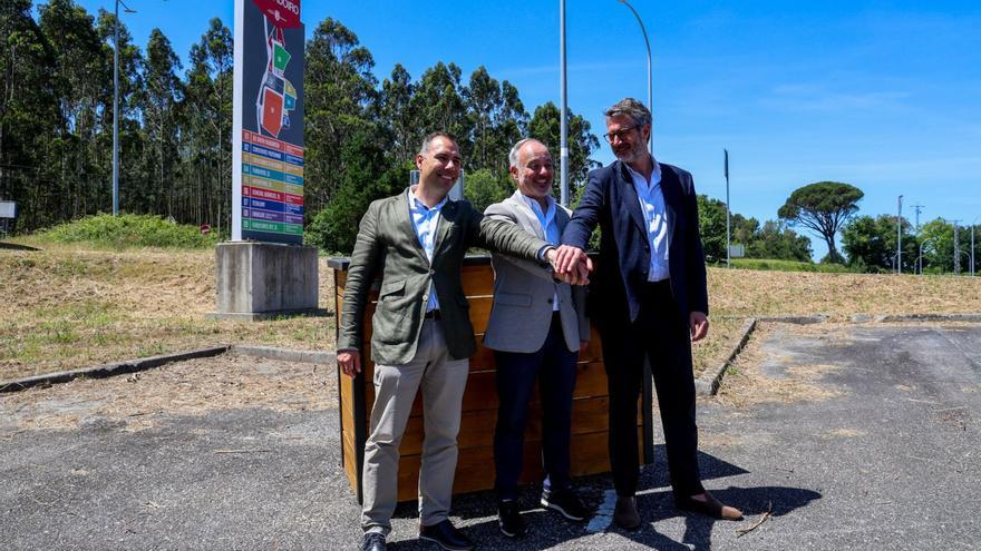 El delegado de Zona Franca y los alcaldes de Vilagarcía y Caldas firmaron el convenio con la zona de ampliación de fondo. | Iñaki Abella