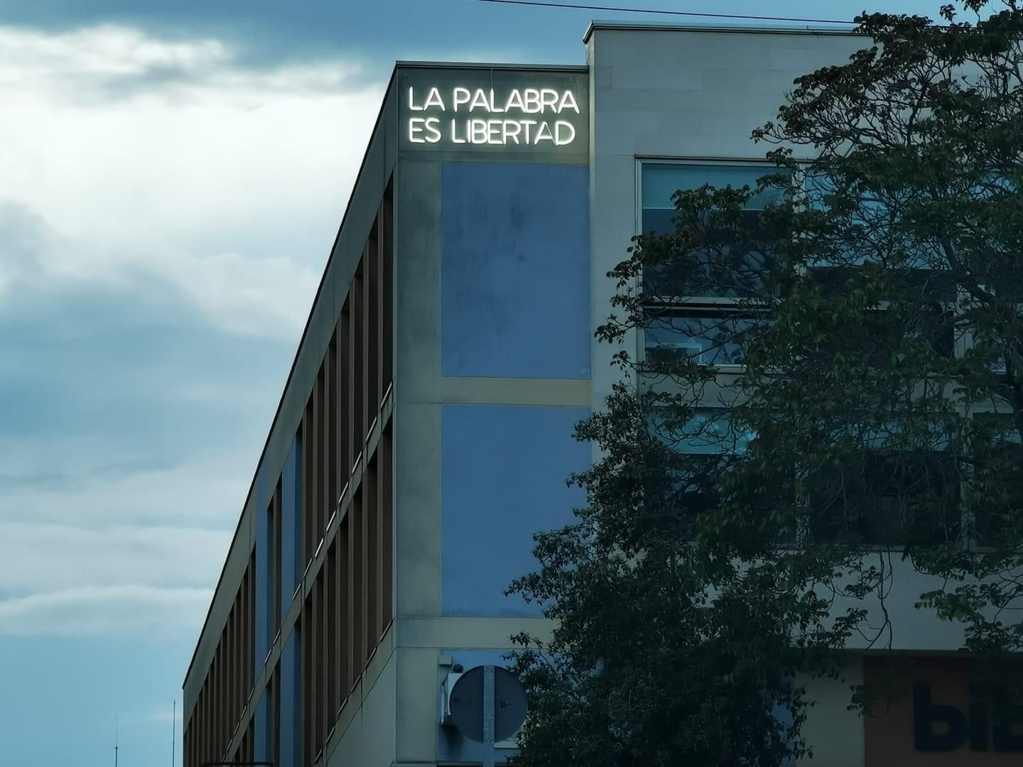 Letrero luminoso instalado en la biblioteca pública.