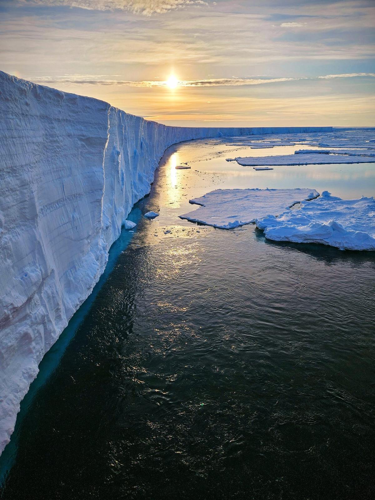 Vista de una plataforma helada de la Antártida, que están siendo desgastadas desde abajo