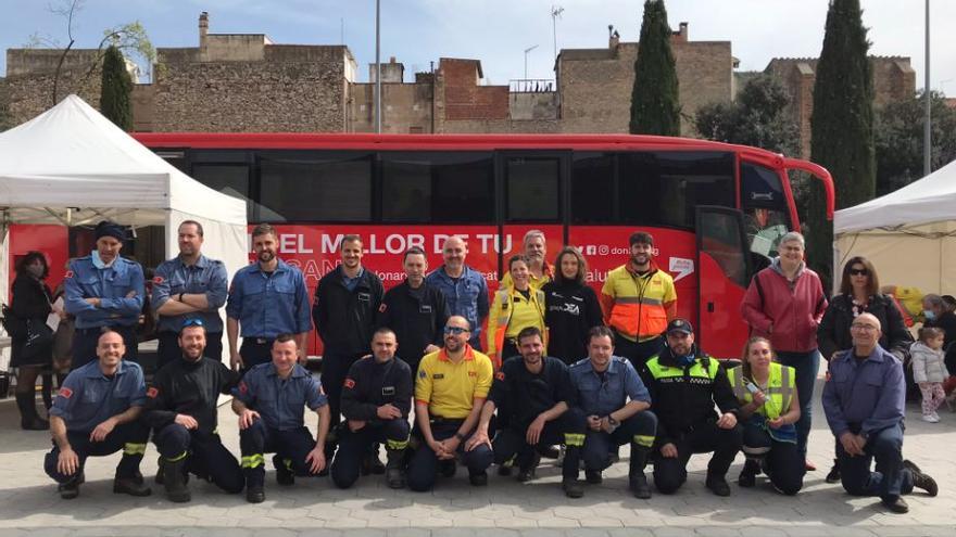 Donació de sang en companyia: Bombers amb Cor a la plaça Catalunya de Figueres