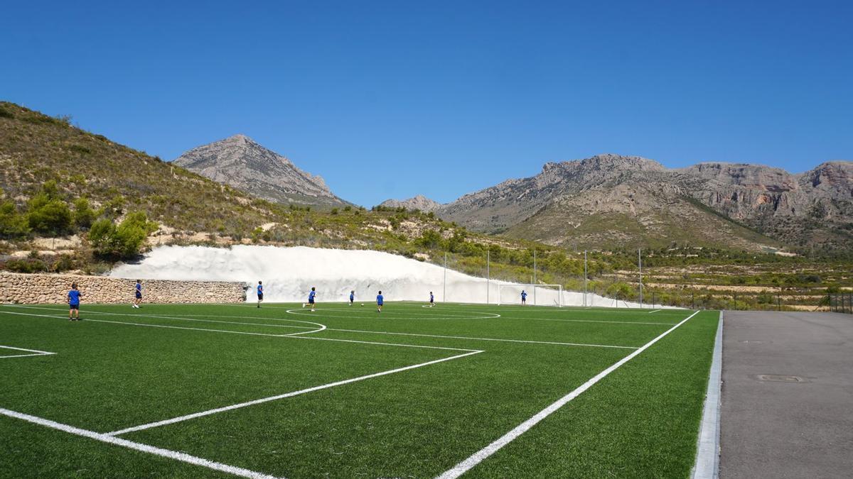 Campo de fútbol de césped artificial