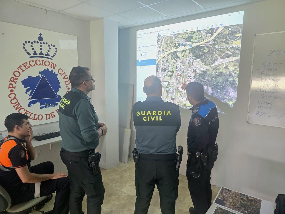 Tres agentes y un efectivo de Protección Civl en el puesto de coordinación del dispositivo de búsqueda.