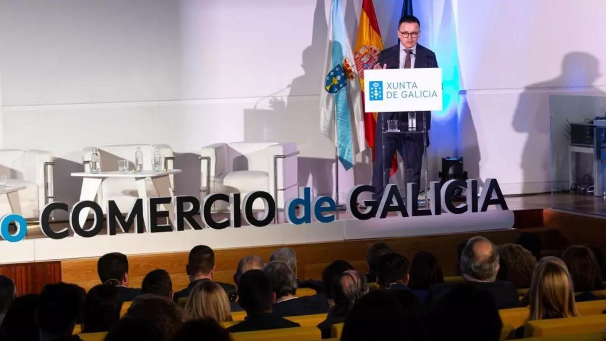 El conselleiro de Emprego, Comercio e Emigración, ayer, en la presentación del plan.