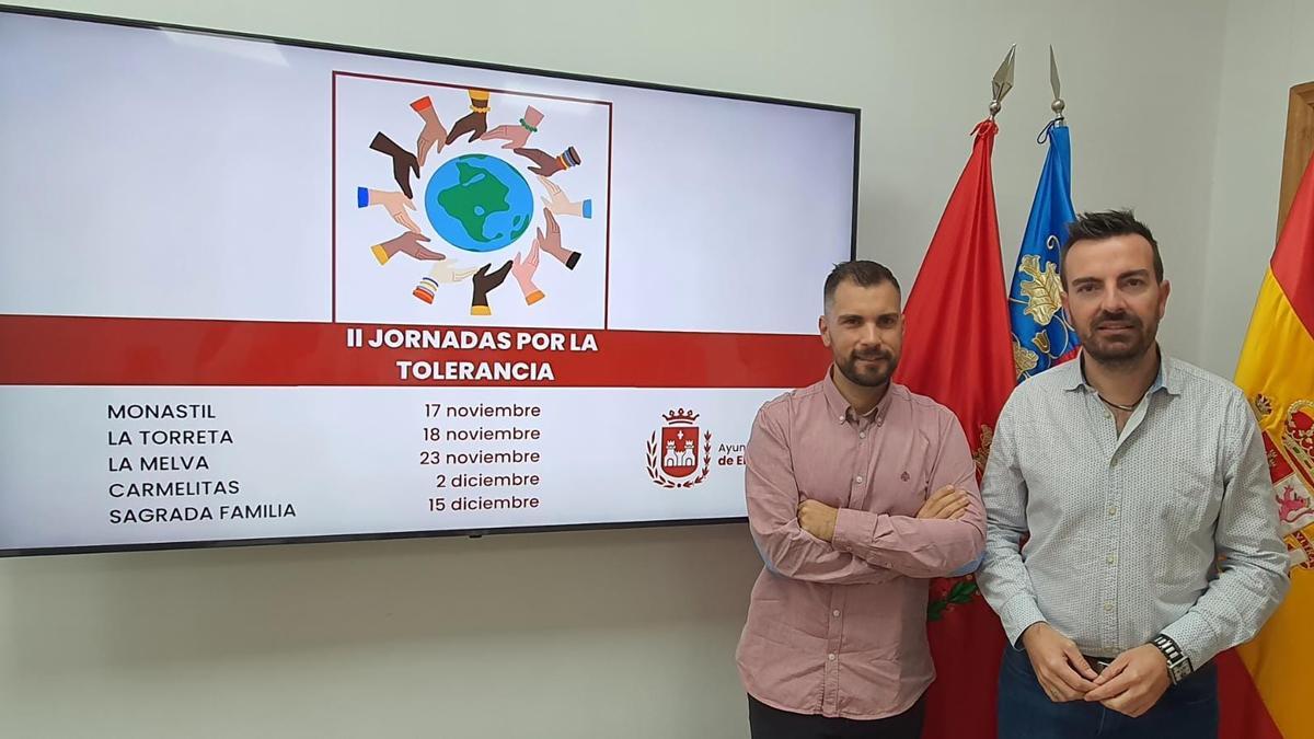 Los concejales Javier Rivera y Fernando Gómez presentando el ciclo por la Tolerancia en Elda.