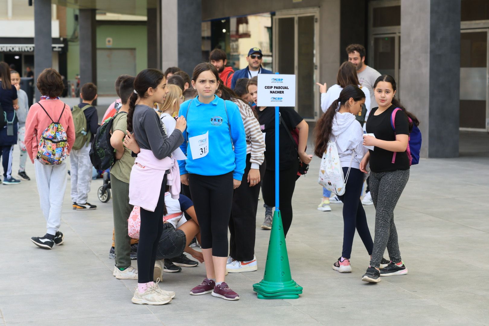 FOTOGALERIA I Vila-real recull 500 quilos de menjar solidaria amb la cursa en homenatge a Mossén Guillermo