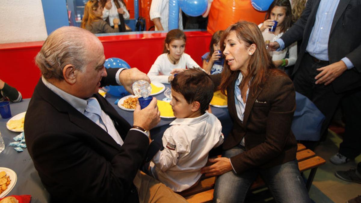 Alicia Sánchez- Camacho y su hijo, junto a Jorge Ferández, en un parque infantil de Barcelona, esta mañana.