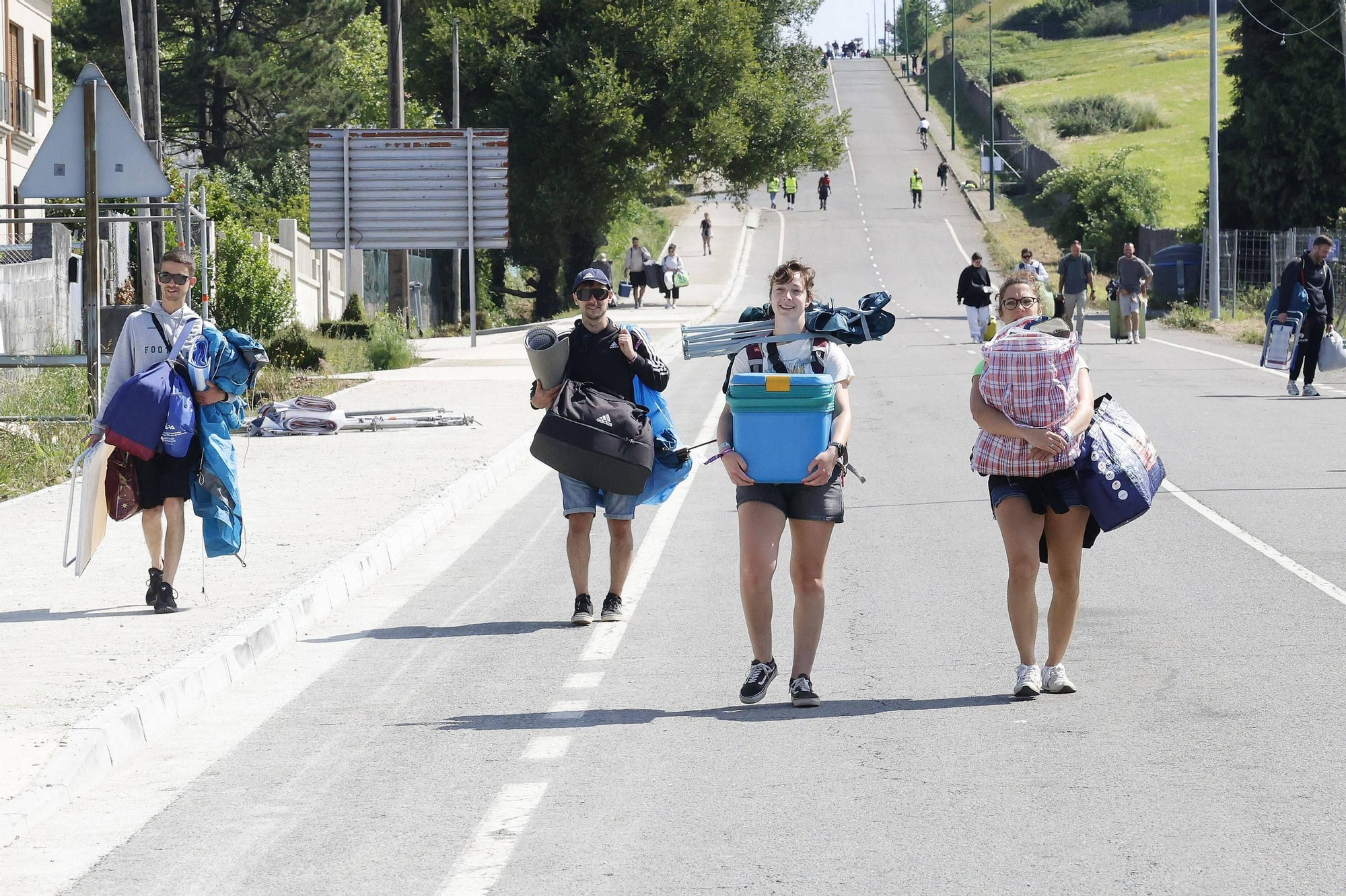 Vuelta a la realidad, paso a paso y mochila a cuestas: los campistas abandonan el Monte do Gozo