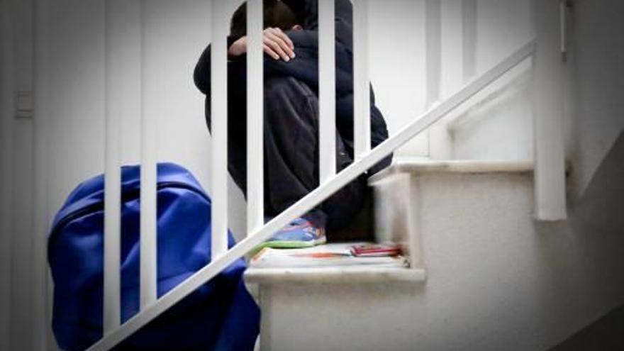 Un joven con problemas psicológicos permanece sentado en una escalera.