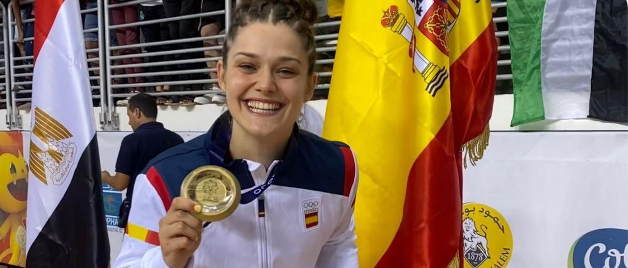 Elena Cuadrado con el oro ganado en los Juegos del Mediterráneo.