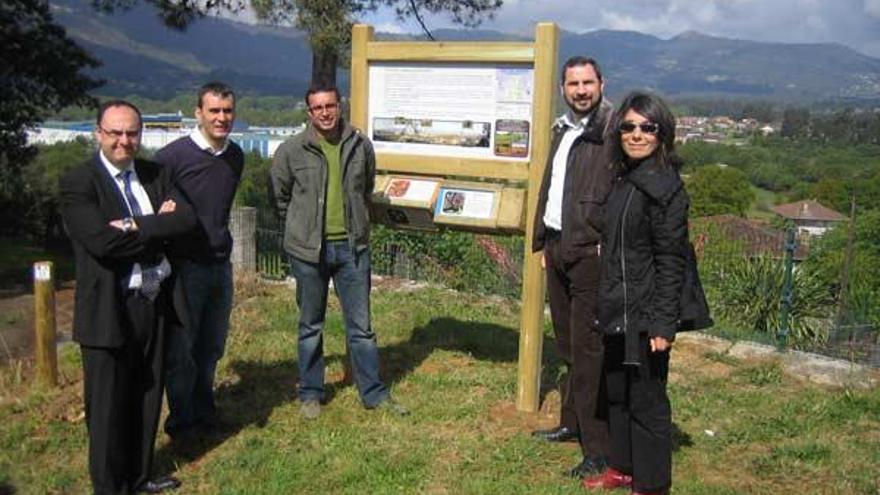 Asistentes a la presentación ante el panel que marca el inicio y final de la Ruta dos Humedais