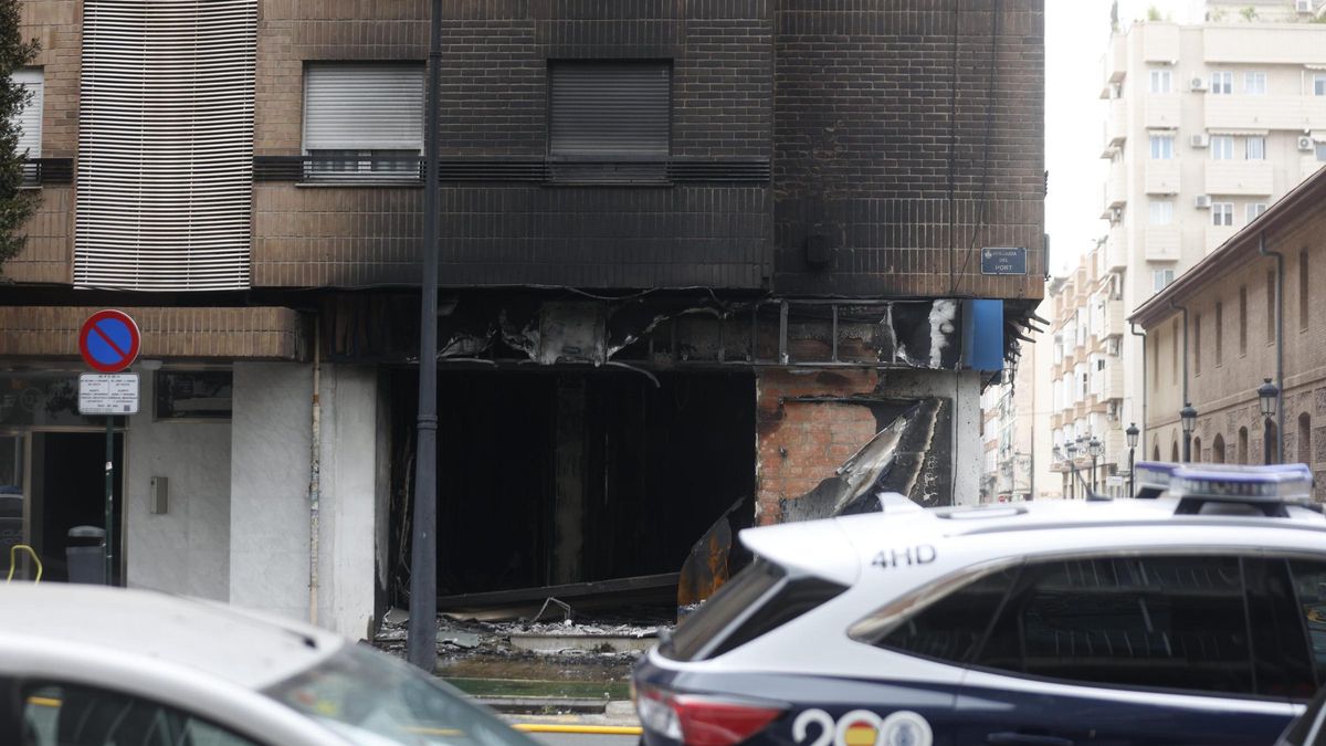 Tienda de Tedi de la avenida del Puerto reducida a cenizas tras el incendio declarado este jueves en el interior
