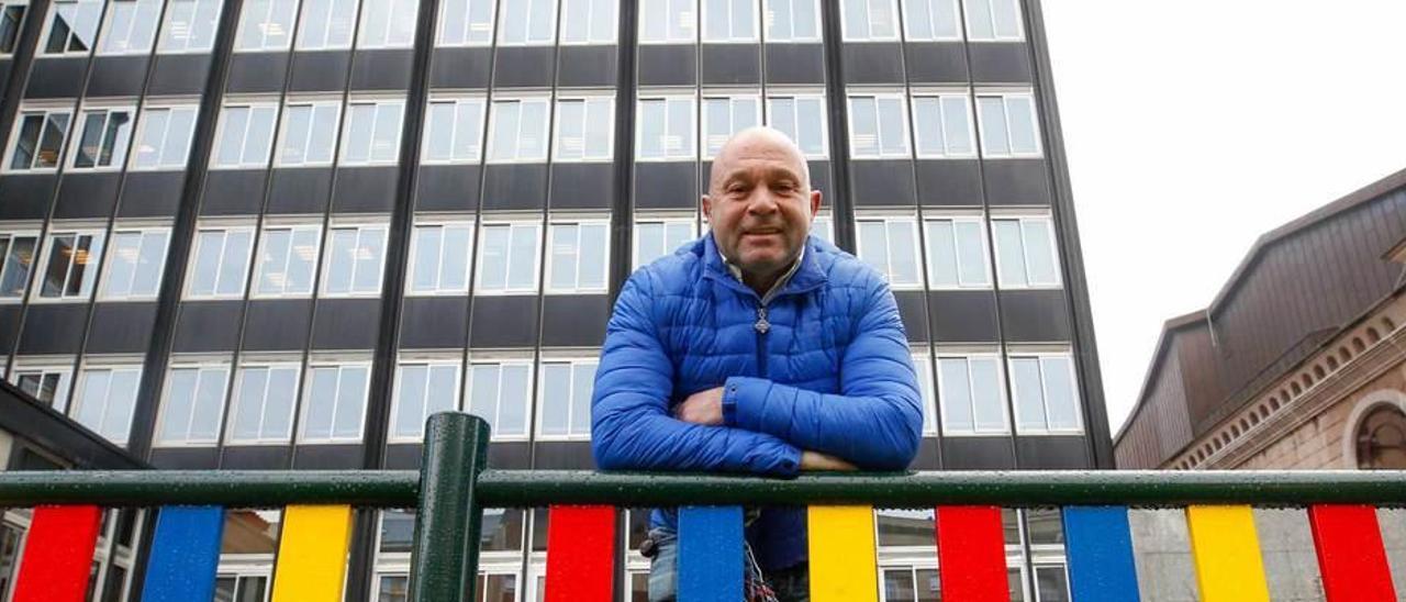 Víctor Valle, en el parque de la plaza del Fresno de Oviedo.