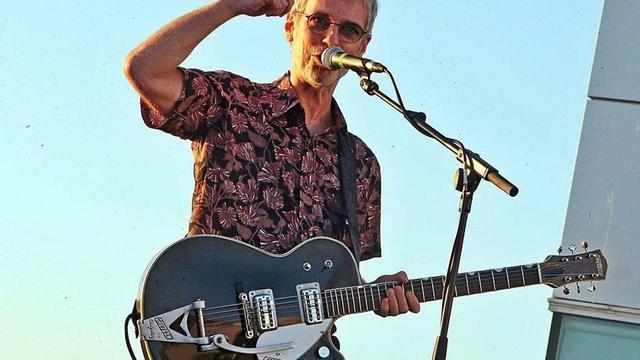 Ariel Rot pone a cantar a la terraza de Mar de Vigo