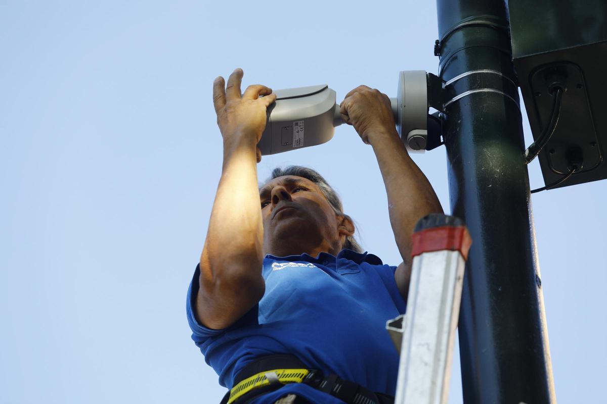 La técnico colocando las cámaras ayer por la tarde en el barrio del Oliver.