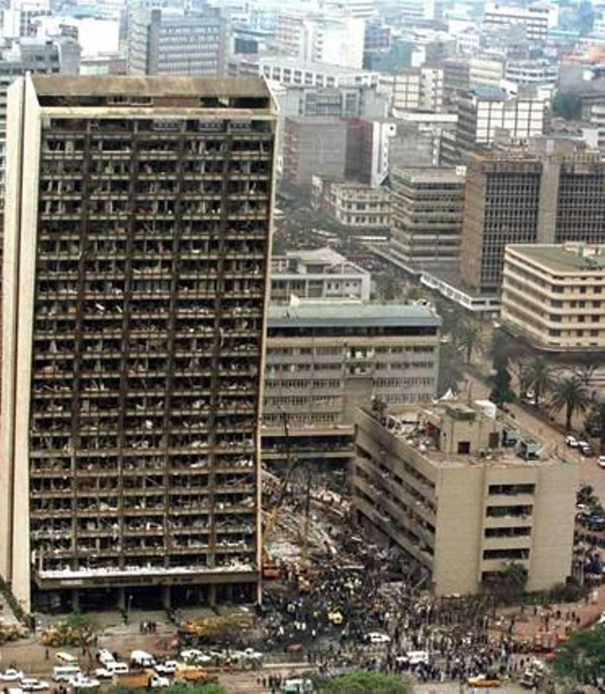 7 d’agost de 1998. Vista aèria de la zona de Nairobi on va explotar una bomba. A la imatge apareixen el Cooperative Bank i l’Ambaixada dels Estats Units, entre altres edificis. Unes 80 persones van resultar mortalment ferides en l’atac.