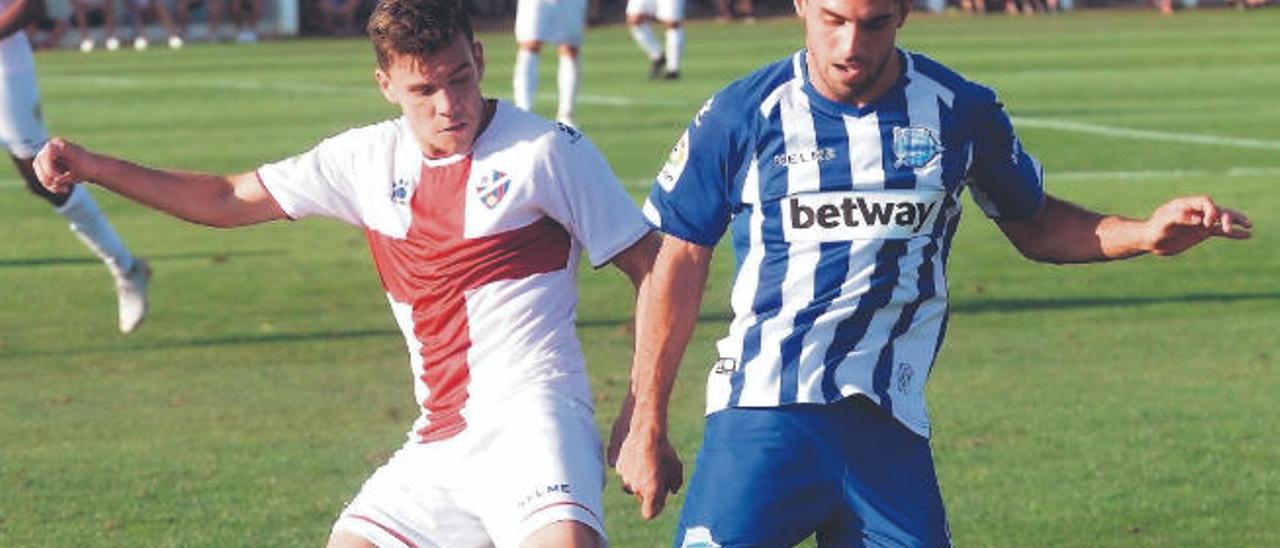 Rubén Sobrino (Alavés) y Álex Gallar (Huesca), durante un partido de esta pretemporada.