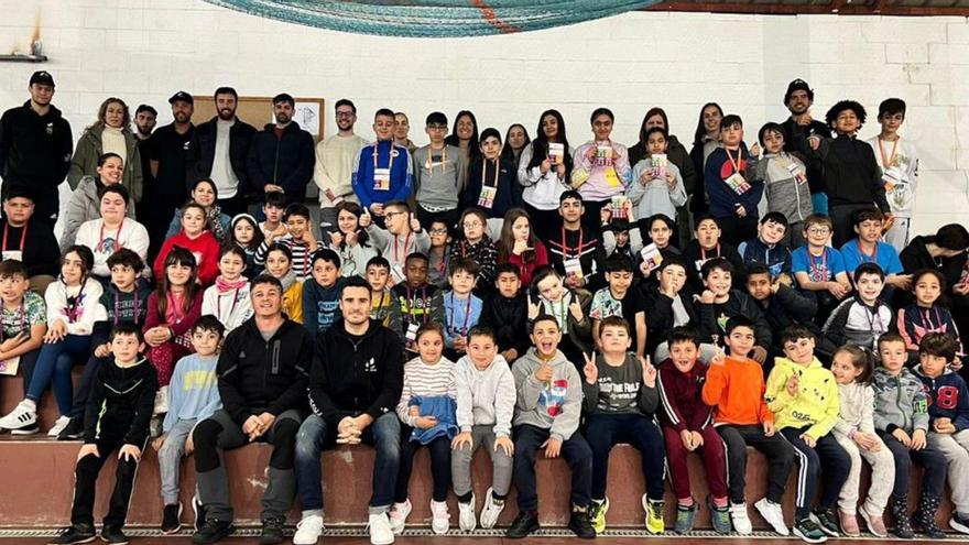 Gómez Noya hace deporte con los alumnos de A Laxe