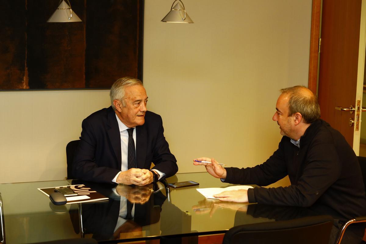 Un instante de la entrevista con El Periódico de Aragón el jueves en las Cortes.