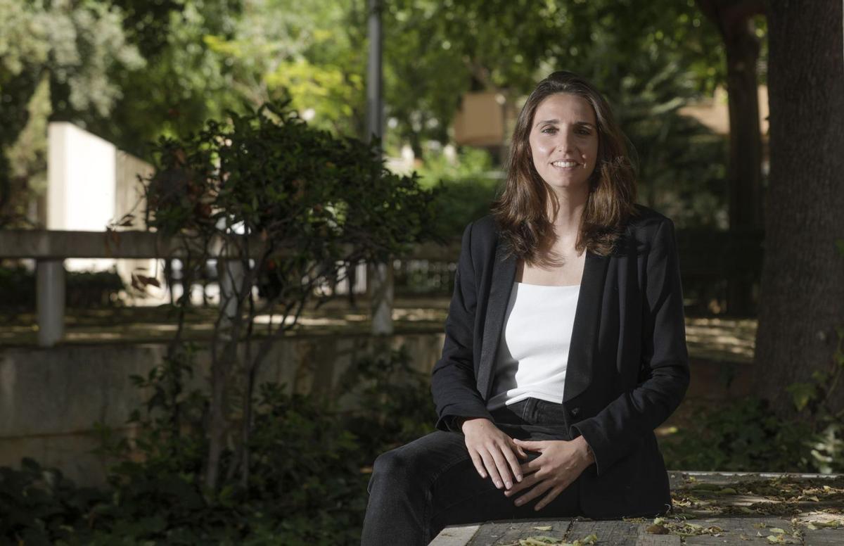 Lucía Muñoz, la candidata a alcaldesa de Palma más joven,  junto a la sede de Unidas Podemos. | MANU MIELNIEZUK