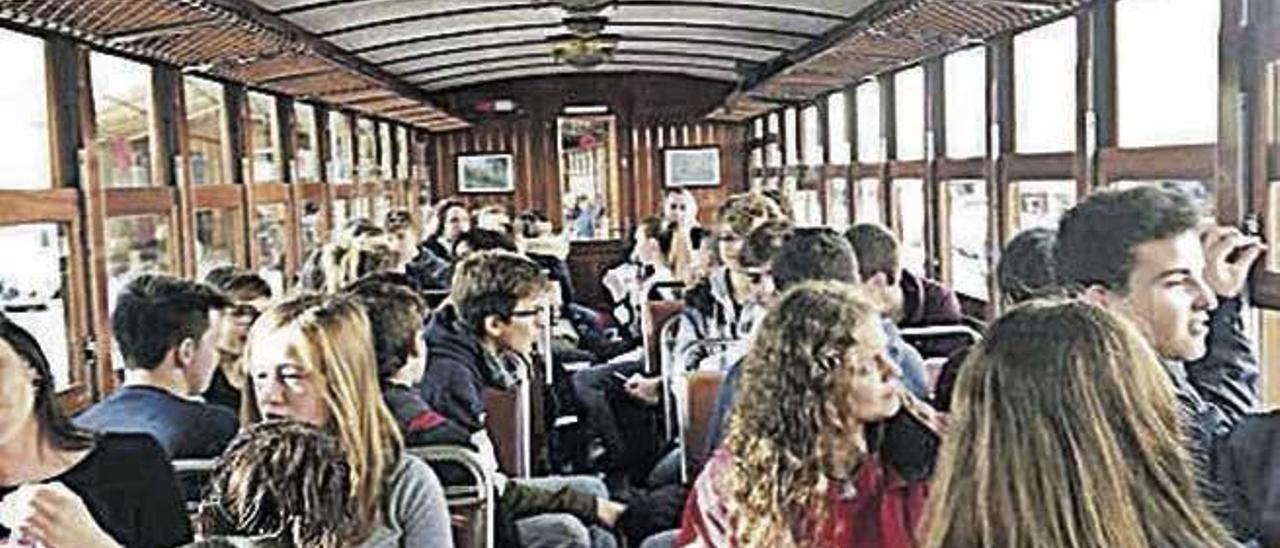 Escolars dins el tren de Sóller.