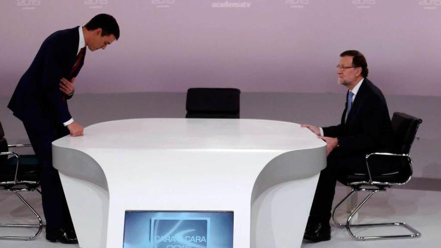 Pedro Sánchez, a la izquierda, se dispone a sentarse frente a Mariano Rajoy en la mesa del debate.