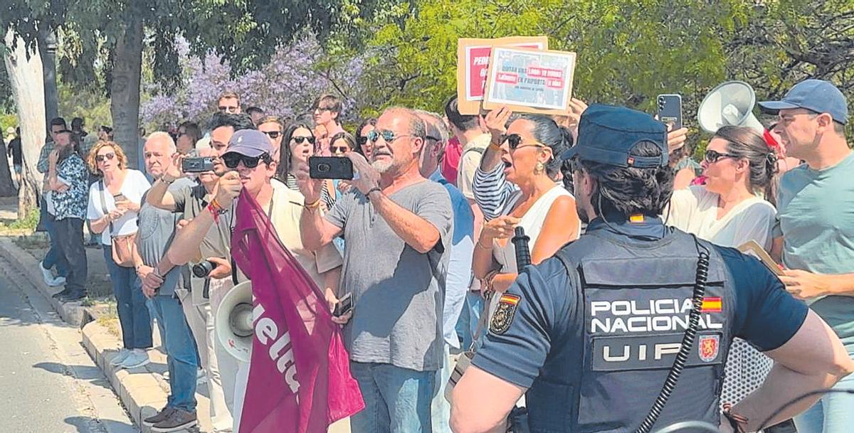 Protesta frente por la visita de Sánchez frente a la Delegación de Gobierno