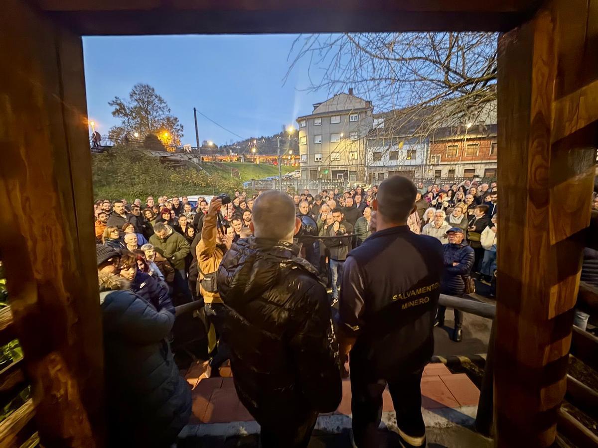 Oliver Suárez, a la derecha, y Julio Terente, se dirigen a los asistentes a la concentración en apoyo a la Brigada de Salvamento Minero en Langreo