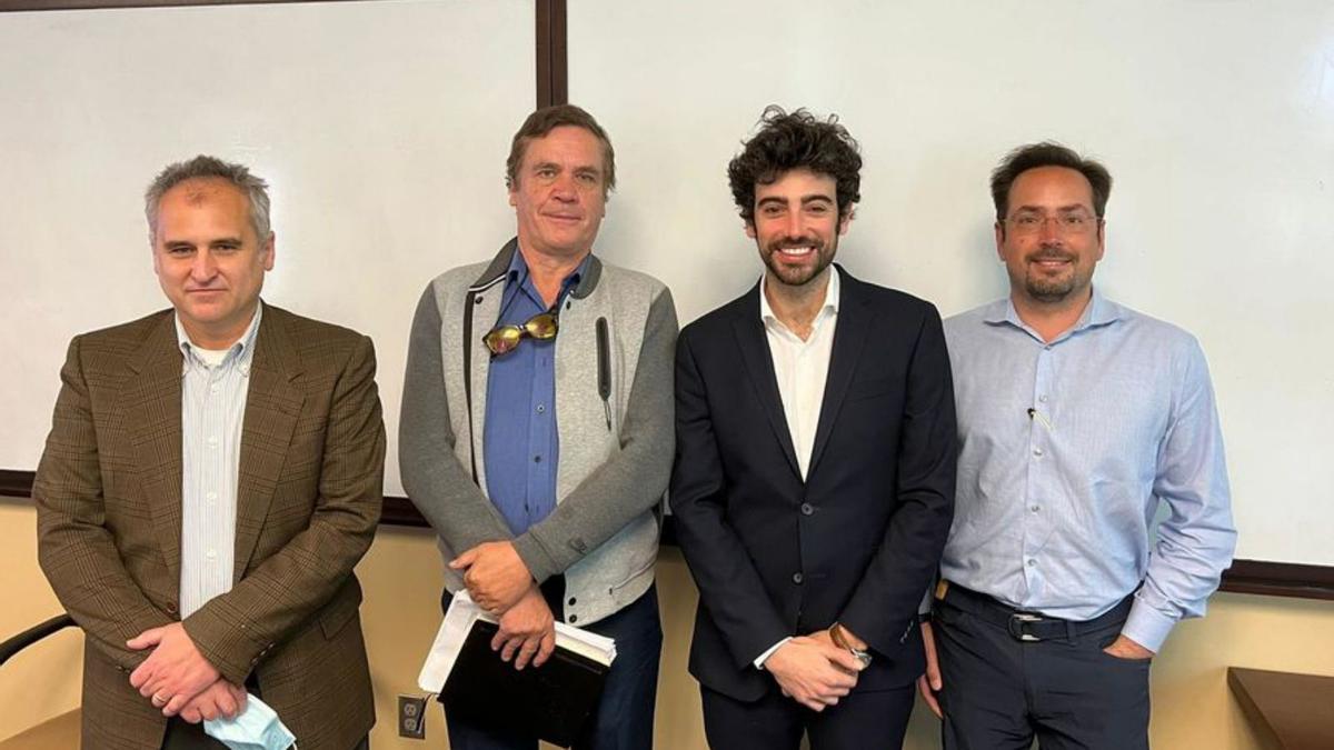 De izquierda a derecha, Manuel Gamero y Marc Madou, mentores de Albert Cisquella, a su derecha,  y Lorenzo Valdevit.   |  ARCHIVO PERSONAL A.C.S.