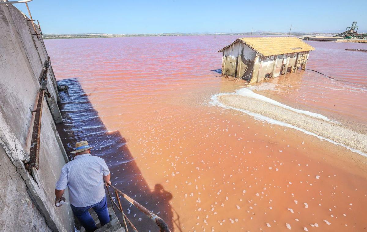 Imagen de uno de los antiguos talleres mecánicos en la laguna rosa.  | TONY SEVILLA