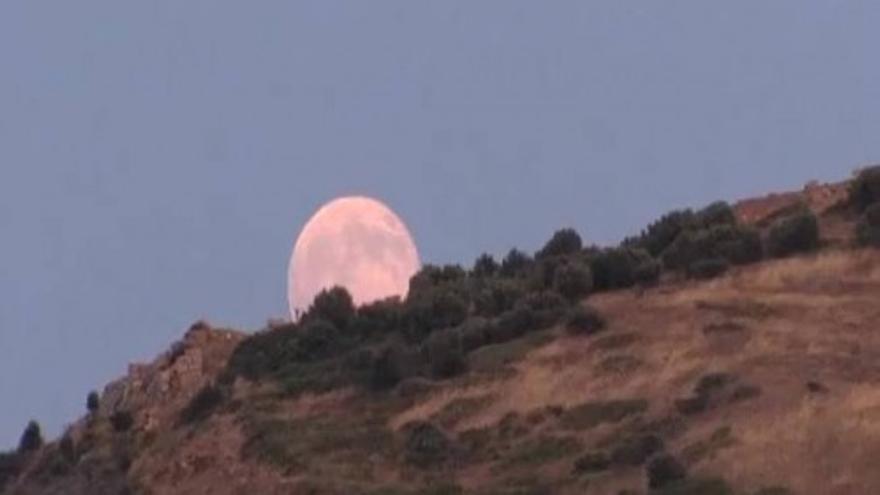 La &#039;luna azul&#039; brilla con fuerza sobre Atenas