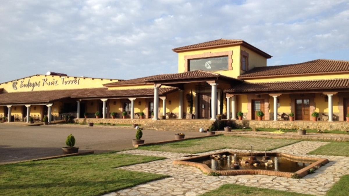 Fachada Bodegas Ruiz Torres en Cañamero.