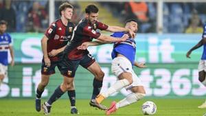 Dos jugadores luchando en el Derby della Lanterna