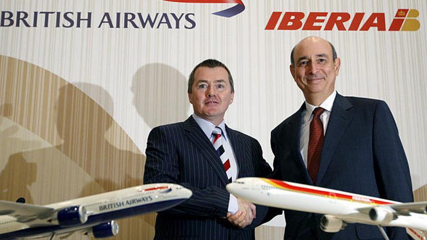 Acuerdo. El presidente de Iberia (derecha) y el consejero delegado de British Airways, satisfechos tras anunciar la fusión de las aerolíneas.