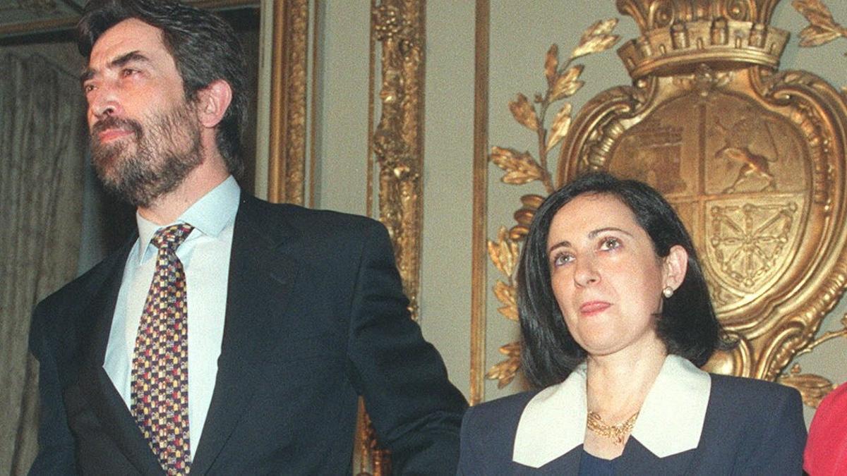 Madrid,16-05-94.-El ministro de Justicia, Juan Alberto Belloch, junto a las nuevas Secretarias de Estado de Interior, Margarita Robles (d) y de Justicia, María Teresa Fernández De la Vega (i), que esta mañana tomaron posesión de sus cargos, en un acto celebrado en el Palacio de Parcent.EFE/Oscar Moreno