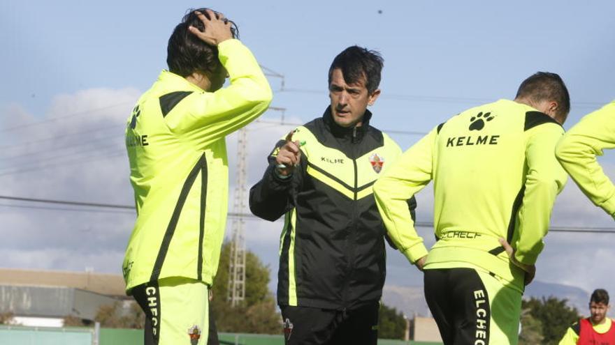 Pacheta, entrenador de equipo franjiverde en un entrenamiento